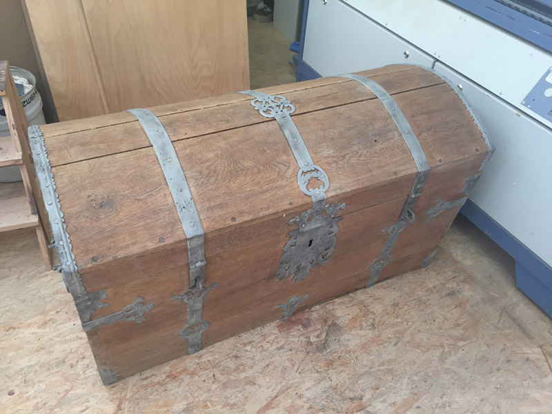 Arbeitstisch mit Rundbogen