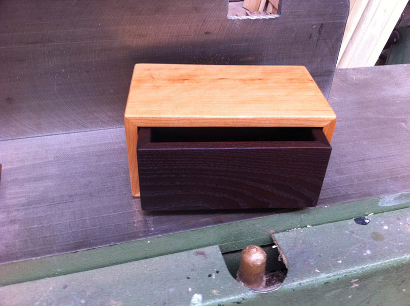 Arbeitstisch mit Rundbogen