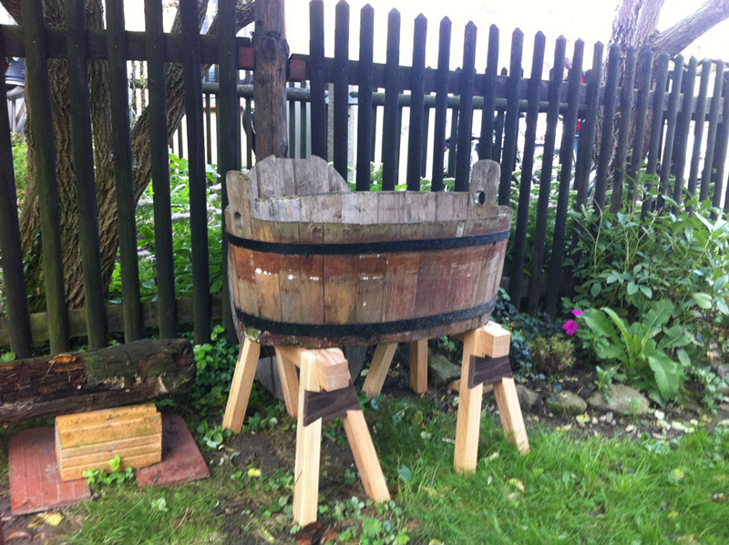 Arbeitstisch mit Rundbogen