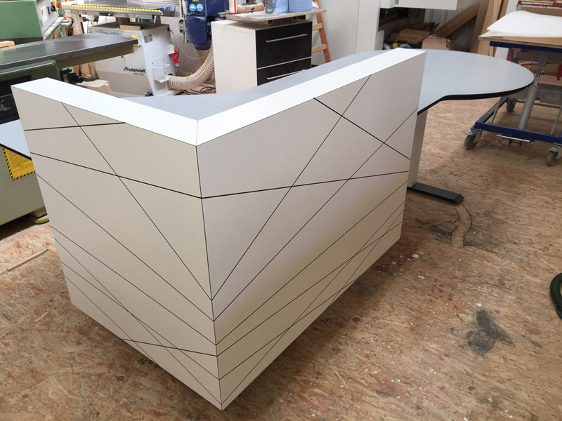 Arbeitstisch mit Rundbogen