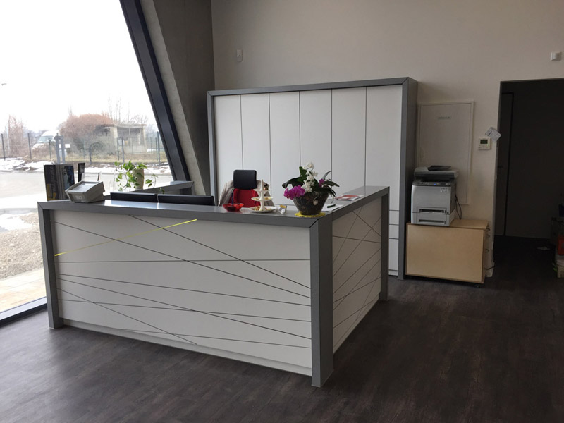 Arbeitstisch mit Rundbogen