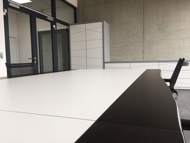 Arbeitstisch mit Rundbogen