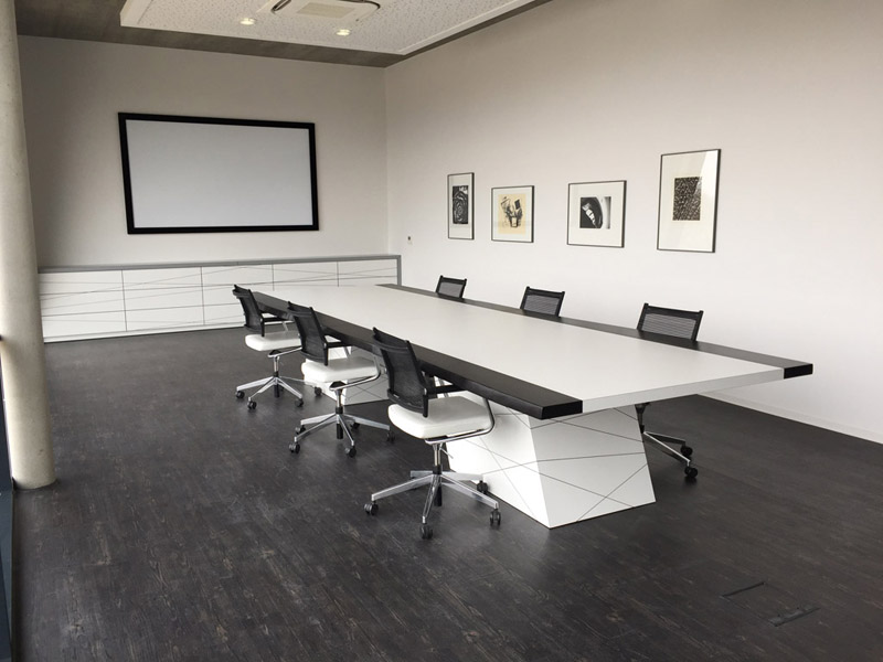 Arbeitstisch mit Rundbogen