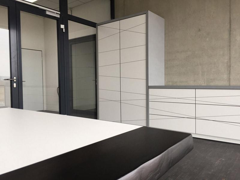 Arbeitstisch mit Rundbogen