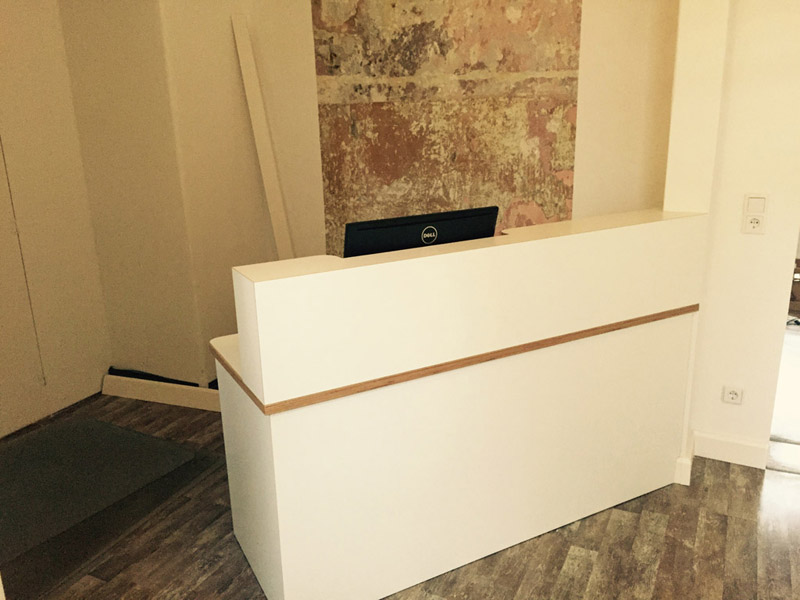 Arbeitstisch mit Rundbogen