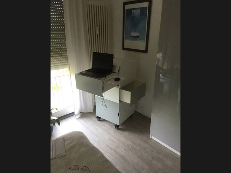 Arbeitstisch mit Rundbogen