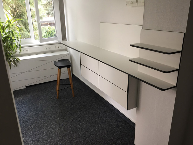 Arbeitstisch mit Rundbogen