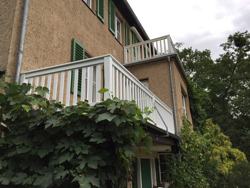 Arbeitstisch mit Rundbogen