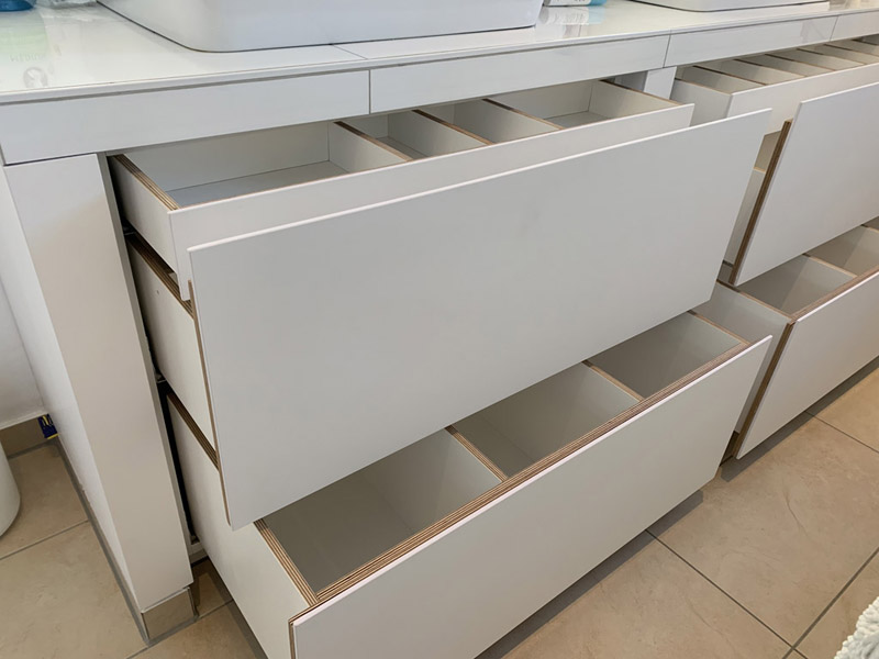 Arbeitstisch mit Rundbogen