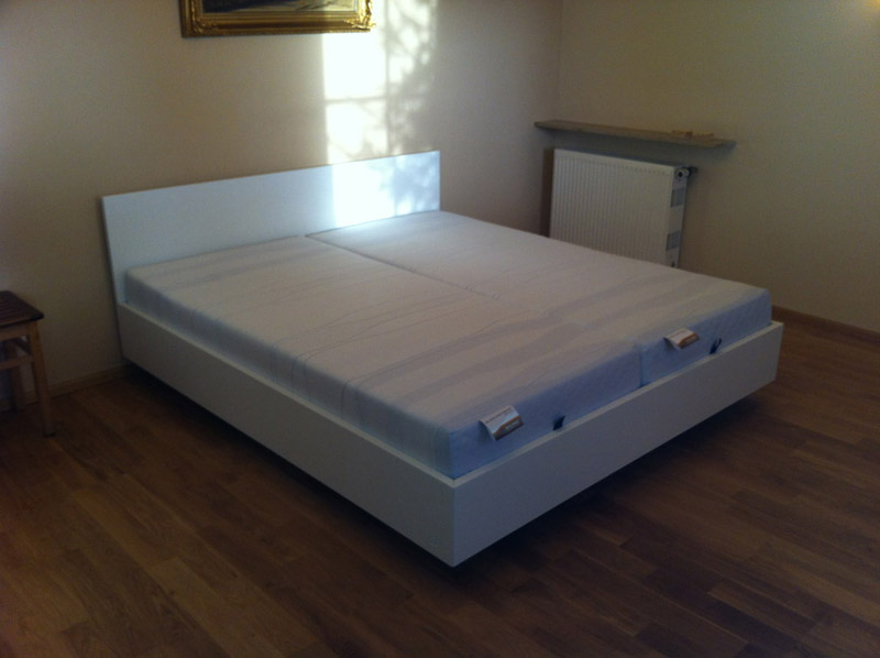 Arbeitstisch mit Rundbogen