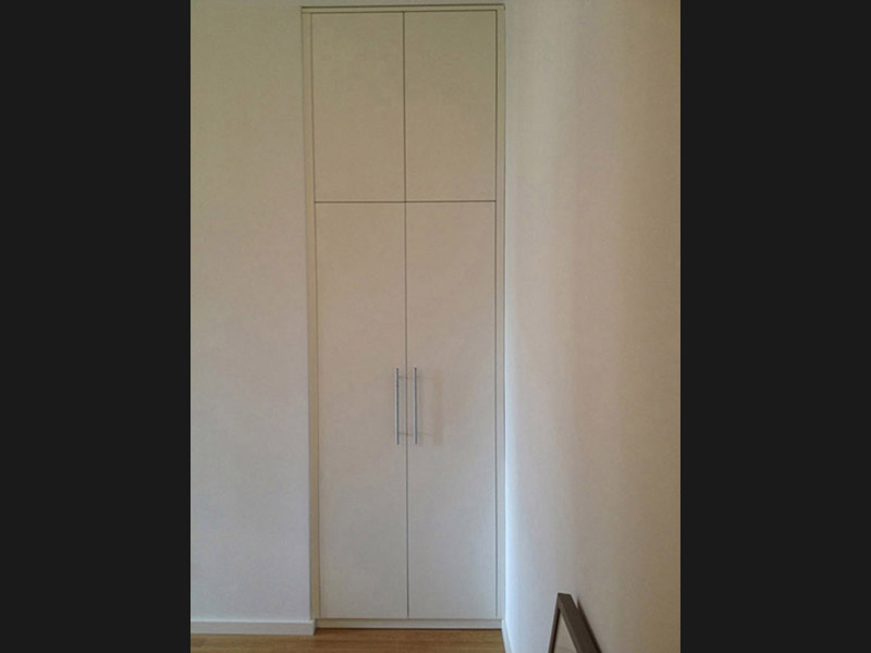 Arbeitstisch mit Rundbogen